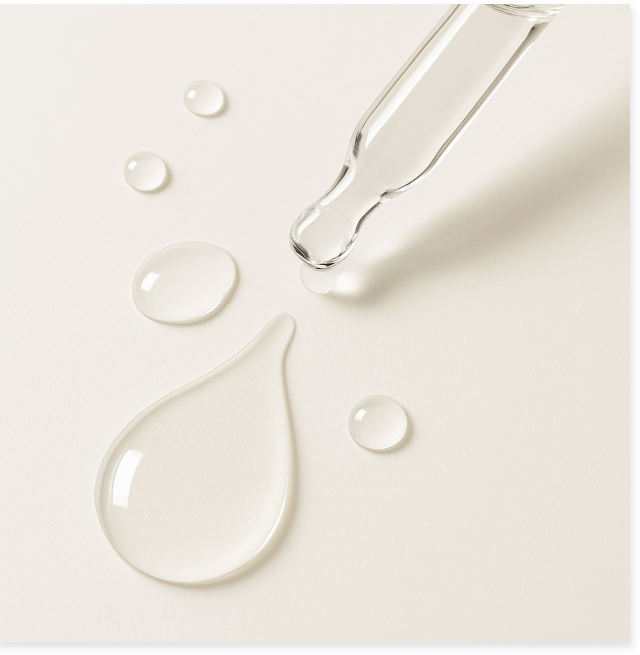 スポイトと透明な滴のイメージ