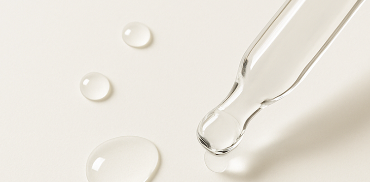 スポイトと透明な液体のしずくのキービジュアル