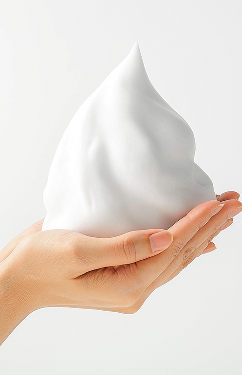 手のひらにのせた濃密な泡